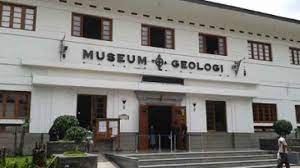 Museum ini dibangun pada tahun 1929, dan sempat dilakukan renovasi, kemudian diresmikan kembali pada 23 museum geologi menyimpan materi geologi yang sangat melimpah yang dikumpulkan sejak tahun 1850. Sejarah Museum Geologi Bandung Secara Singkat Dan Lengkap Sejarah Lengkap