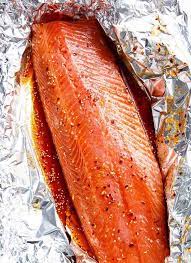 Servez directement les papillotes dans les assiettes : Saumon En Papillote Au Miel Et Sesame Un Mets Exquis En 30 Minutes