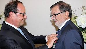 Celle de récompenser à la fois des mérites militaires et des mérites civils. Francois Hollande A Monticellu Pour Remettre Les Insignes De La Legion D Honneur A Hyacinthe Mattei
