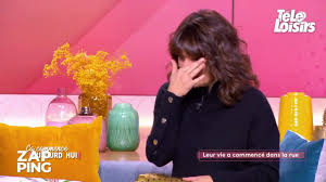 Faustine bollaert accueille sur le plateau de ça commence aujourd'hui des hommes et des femmes qui évoquent des événements marquants de leur existence, de la l'émission, initialement diffusée sur france 2, a été arrêtée en avril 2019, mais est désormais disponible en replay sur videoty ! Faustine Bollaert Emue Aux Larmes Par Les Retrouvailles Surprises De Ses Invitees Dans Ca Commence Aujourd Hui Video