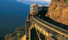 Viagem de trem entre Curitiba e o Litoral está entre os melhores passeios ferroviários do mundo