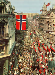 I oslo har et tilsvarende. 17 Mai Tog Pa Karl Johans Gate Fra Egertorget Til Slottet Flagg Musikkorps Faner Tilskuere Brambanigarden Grand Hotel Postkort Oslo Byarkiv Digitaltmuseum