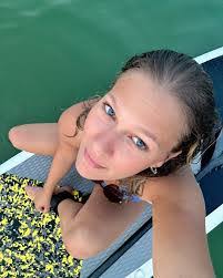 Heather Peacock's Instagram, Twitter & Facebook