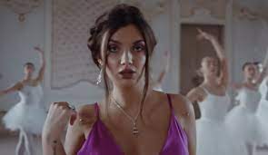 verse a mi piace la musica fino al mattino f c faccio casino lo stesso ma non bevo vino. Elettra Lamborghini Musica E Il Resto Scompare Raggiunge 30 Milioni Di Visualizzazioni Su Youtube Piper Spettacolo Italiano Blog Di Alberto Fuschi