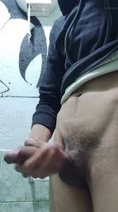 CAZZO GRANDE DI UOMO INESPERTO CHE SI TOCCA NELLA DOCCIA