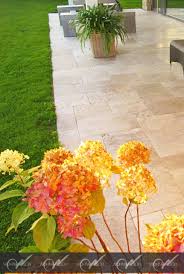Fur Ein Wellnesshotel Lieferten Wir Diese Schone Noce Travertin Terrasse In 2020 Gartengestaltung Ideen Garten Fliesen Garten