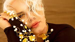 Sezen aksu (born as fatma sezen yıldırım) is a turkish pop music singer, songwriter and producer who has sold over 40 million albums worldwide. Turk Muziki Goes Pop Sezen Aksu Global Pop Lexikon Musik Cosmo Radio Wdr