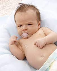疑わしく見える乳首と生まれたばかりの赤ちゃんの写真をクローズ アップ。の写真素材・画像素材 Image 17159637