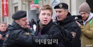 벨라루스 정부는 여객기 강제착륙의 배경으로 팔레스타인 무장단체인 하마스가 기내에 폭탄을 설치했다는 신고가 있었기 때문이라고 주장하고. ë²¨ë¼ë£¨ìŠ¤ ë°˜ì²´ì œ ì¸ì‚¬ ì²´í¬í•˜ë ¤ ì—¬ê°ê¸° ê°•ì œ ì°©ë¥™ ë‚©ì¹˜í–‰ìœ„ ë¹„ë‚œ ë´‡ë¬¼