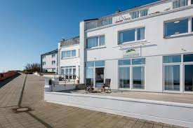 Den røde sandstensklippeø rejser sig 61 meter over havet. Top 12 Helgoland Ferienwohnungen Apartments Hotels 9flats