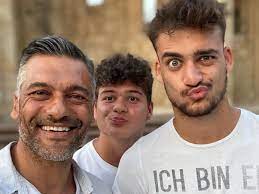 Γεννήθηκε και μεγάλωσε στη ρόδο. Stelios Krhtikos H Kinhsh Twn Giwn Toy Poy Ton Sygkinhse