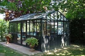 Pin Von Petite Haus Design Inspirati Auf Gewachshaus In 2020 Gewachshaus Glashaus Gartenhaus