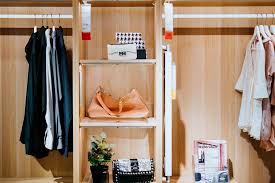 Ide penting 25 lemari pakaian gantung di dinding. 7 Desain Lemari Minimalis Hemat Tempat Untuk Kamar Sempit