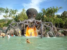 The hot pools are great, spacious and clean, the cold pool humongous and attractive. Sungai Klah Hot Springs Park Sungkai Perak Gokelah
