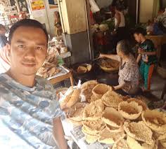 Takarannya adalah dua sendok makan beras untuk dua gelas air.rendam beras dan diamkan selama 2 jam. Mbah Boniyem Penjual Setia Intip Goreng Solo Sejak Tahun 1945