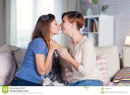 Homosexuelle Paare Von Lesbischen Frauen Zu Hause Auf Dem Couch Celebrat  Stockbild - Bild von lesbier, paare: 113481747