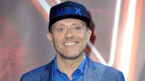 E quando mi capita di ascoltare le canzoni degli 883, che rappresentano gli anni '90 italiani come poco altro, ci penso: Max Pezzali Eta Altezza Peso Prima E Seconda Moglie Il Figlio Hilo