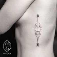 Das auge wird von einem kranz umgeben und von einem dreieck umschlossen. Bedeutungsvolle Pfeil Tattoos Geometrische Tattoos Pfeil Tattoo Tattoo Bedeutungen