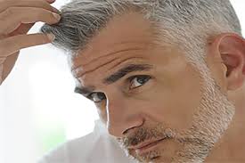 Cheveux courts 50 ans et plus, cheveux courts gris blanc, cheveux très courts . Chevelure Et Avencee En Age Precautions A Prendre Pour La Conserver