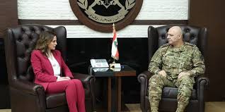 نجمة ضوء مشعّة في ظُلمة ليل مُدلهمّ ومؤلم من تاريخ هذا الوطن يأتينا من معالي وزيرة الإعلام، الدكتورة منال عبد الصمد، لترسمَ بسمة أمل على وجوه اللبنانيين بأن لبنان لا يزال قادراً على إنتاج مستقبل واعد إذا أبعدنا عنه. Ù‚Ø§Ø¦Ø¯ Ø§Ù„Ø¬ÙŠØ´ Ø§Ø³ØªÙ‚Ø¨Ù„ ÙÙŠ Ù…ÙƒØªØ¨Ù‡ ÙÙŠ Ø§Ù„ÙŠØ±Ø²Ø© ÙˆØ²ÙŠØ±Ø© Ø§Ù„Ø¥Ø¹Ù„Ø§Ù… Ù…Ù†Ø§Ù„ Ø¹Ø¨Ø¯ Ø§Ù„ØµÙ…Ø¯ ÙˆØ²Ø§Ø±Ø© Ø§Ù„Ø¥Ø¹Ù„Ø§Ù… Ø§Ù„Ù„Ø¨Ù†Ø§Ù†ÙŠØ©
