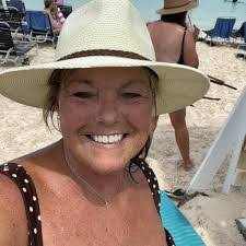 Holly Barefoot's Instagram, Twitter & Facebook