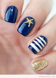 Decoraciones de uñas marineras o uñas náuticas con diseño de rayas y dibujos de anclas, estrellas, timones y hoy, os proponemos unas cuantas ideas para lucir unas uñas marineras para este 2013. Resultado De Imagen Para Manicure Diseno De Unas Verano Unas Nauticas Manicura De Unas