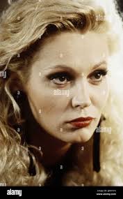 Cathy Moriarty Film: Soapdish (USA 1991) Characters: Montana Moorehead  Director: Michael Hoffman 31 May 1991 **WARNING** This Photograph is for  editorial use only and is the copyright of PARAMOUNT PICTURES and/or the