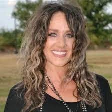 Heather Rowlett's Instagram, Twitter & Facebook