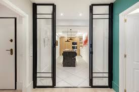 Su forma de u abraza el vidrio de espesor entre 4. Cocina Con Puertas De Cristal Y Hierro Negras Moderno Cocina Otras Zonas De Estudio Backsteen