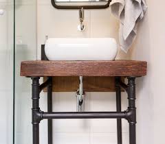Diy Uma Bancada Pro Lavabo Com Estrutura De Ferro De Conducao E Madeira De Reaproveitamento Banheiro Industrial Lavabo Pequeno Moderno Lavabo Pequeno Rustico