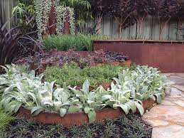Garten Beeteinfassung Aus Metall Sorgt Fur Mehr Ordnung Im Garten Beeteinfassung Aus Metall Sorgt Steel Garden Edging Metal Garden Edging Garden Services