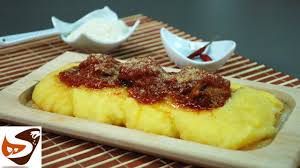 La polenta con salsiccia è uno dei primi piatti che a tavola mette tutti d'accordo. Polenta Con Salsiccia Ricette Primi Piatti Polenta With Sausage Ragu Youtube