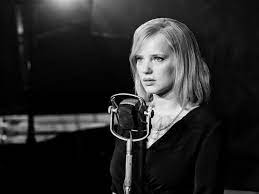 Die eltern waren musiker, sie spielten auf örtlichen festen, die kinder nahmen daran teil. Joanna Kulig Filmdienst