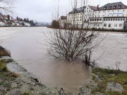 Auch an der #donau steigen die wasserstände noch bis . Ennskai In Steyr Wegen Hochwasser Gesperrt Rtv