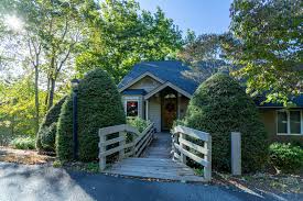 Browse our vast selection of north georgia cabin rentals. Blue Ridge Shangri La Yonahlossee 5 Bedroom 4 Full Bathroom Townhouse Rental 128683 Find Rentals