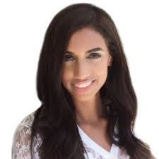 Kelly Roche's Instagram, Twitter & Facebook