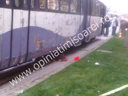 Cand calatorii care au coborat din tramvai au parasit partea. Foto Si Video Socante Fetita Calcata De Tramvai Si Tarata Zeci De