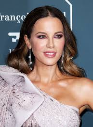 Kate beckinsale was one of the guest presenters for the 2020 critics' choice awards, which took place at the barker hangar on sunday (january 12) in santa monica, california. Kate Beckinsale S Critics Choice Awards 2020 Makeup Pics Hollywood Life