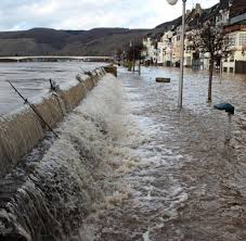 Die zahl der unwettertoten beläuft sich laut polizeiangaben am freitagvormittag auf 93 personen. Flutwelle Deutschland Trotzt Verbissen Dem Hochwasser Welt