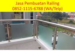 Dibutuhkan railing yang kuat kala menaiki maupun manaiki tangga. Hub 0852 1115 6788 Harga Railing Balkon Besi Hollow