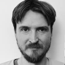 Ventetiderne er rekordlange. Imens har privat hospitalsgigant tomme  operationslejer og må fyre folk