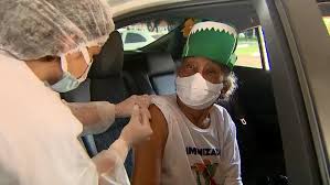 As cores da camiseta e da estampa podem variar de acordo com cada. Idosa De 85 Anos Foi Fantasiada De Jacare Para Ser Vacinada Contra A Covid 19 Em Macapa Muito Feliz Amapa G1