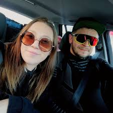 Nad domami mali krúžiť policajné helikoptéry. Dnes doobeda ho chytili a  predviedli. Po českej diaľnici D4 sa dnes opäť prehnala formula. Vodiča  policajti dohnali doma a teraz sedí na výsluchu. Päťdesiatjedenročného  vodiča