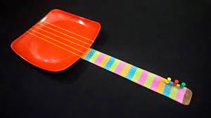 Practic, instalaţiile realizate din materiale reciclabile imită instrumentele muzicale şi sunt o posibilitate inedită de relaxare. Instrumente Muzicale Cu Material Reciclat 10 Idei Simple