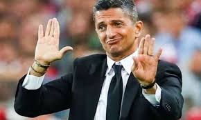 Η παε παοκ ανακοίνωσε την επιστροφή του ραζβάν λουτσέσκου στην τούμπα, με τον ρουμάνο τεχνικό να βάζει την με κάθε επισημότητα ο ραζβάν λουτσέσκου είναι ο νέος τεχνικός του παοκ. Loytseskoy Treis Fores Ypshloteros O Mis8os Sthn Al Xilal Apo Oti Sto Paok Fosonline