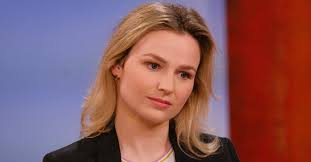 Ski-Beauty Bernadette Schild zeigt ihre Babykugel