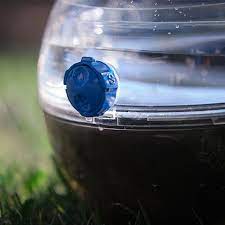 jonathan liow帶來的這款太陽能淨水球 solarball 會是其中相對現實 相對有效的 簡單地說 這是一個能360度收集太陽能的塑料球 大體上可以分成兩部分 下半部分是污水區 而上半部分是淨水區 太陽能會讓下半部分的污水蒸發 然後通過上半部分 water purifier
