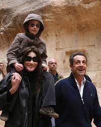 Ihre texte sind ebenso unverkennbar wie ihre stimme: Satire Ruckblick Carla Bruni Hat Fertig Die Bilder Ihres Fotoalbums Brigitte De