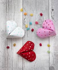 Den kan i sin moderna form i sverige härledas från amerikansk sed, men har sitt ursprung i traditioner som uppstod kring helgonet sankt valentin under medeltiden i frankrike och england och i en vårfest med rötter i. Hjartan Av Papprullar Till Alla Hjartans Dag