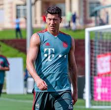 Bayern munich star robert lewandowski celebrates the birth of his first child with his fans with a beautiful picture of himself and his little queen on instagram. Robert Lewandowski Rl9 Instagram Photos And Videos Robert Lewandowski Lewandowski Sports Celebrities